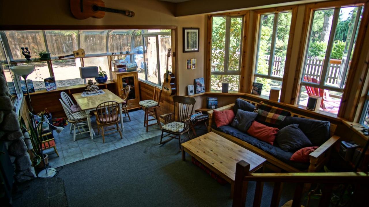 Up The Creek Backpacker'S Lodge Roberts Creek Exterior photo