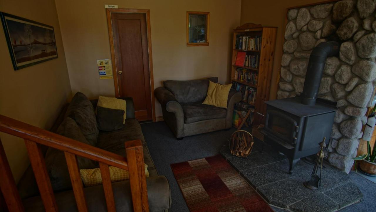 Up The Creek Backpacker'S Lodge Roberts Creek Exterior photo