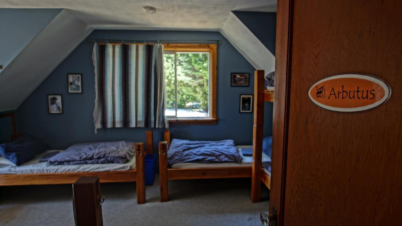 Up The Creek Backpacker'S Lodge Roberts Creek Exterior photo