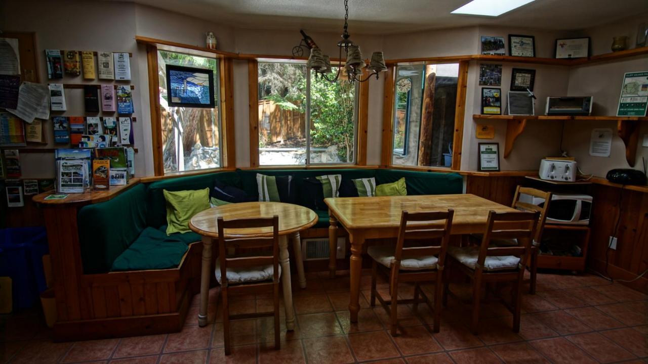 Up The Creek Backpacker'S Lodge Roberts Creek Exterior photo